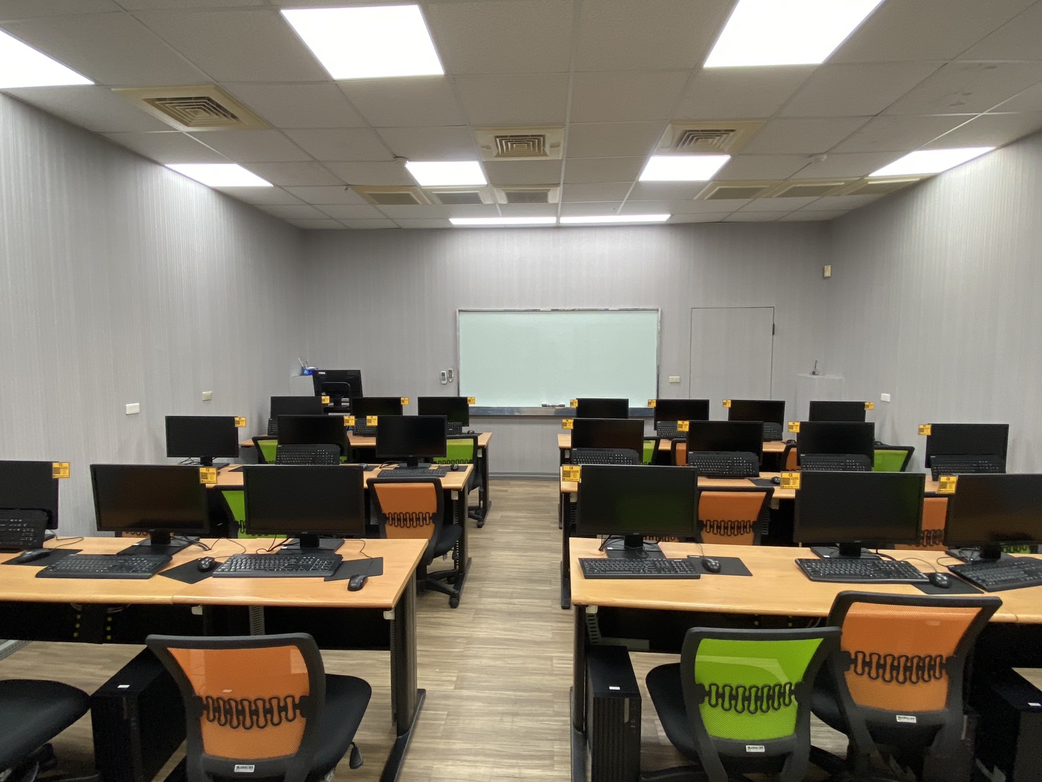 裕誠電腦教室｜瑞豐商圈旁、專人管理、設備新、機能超級佳