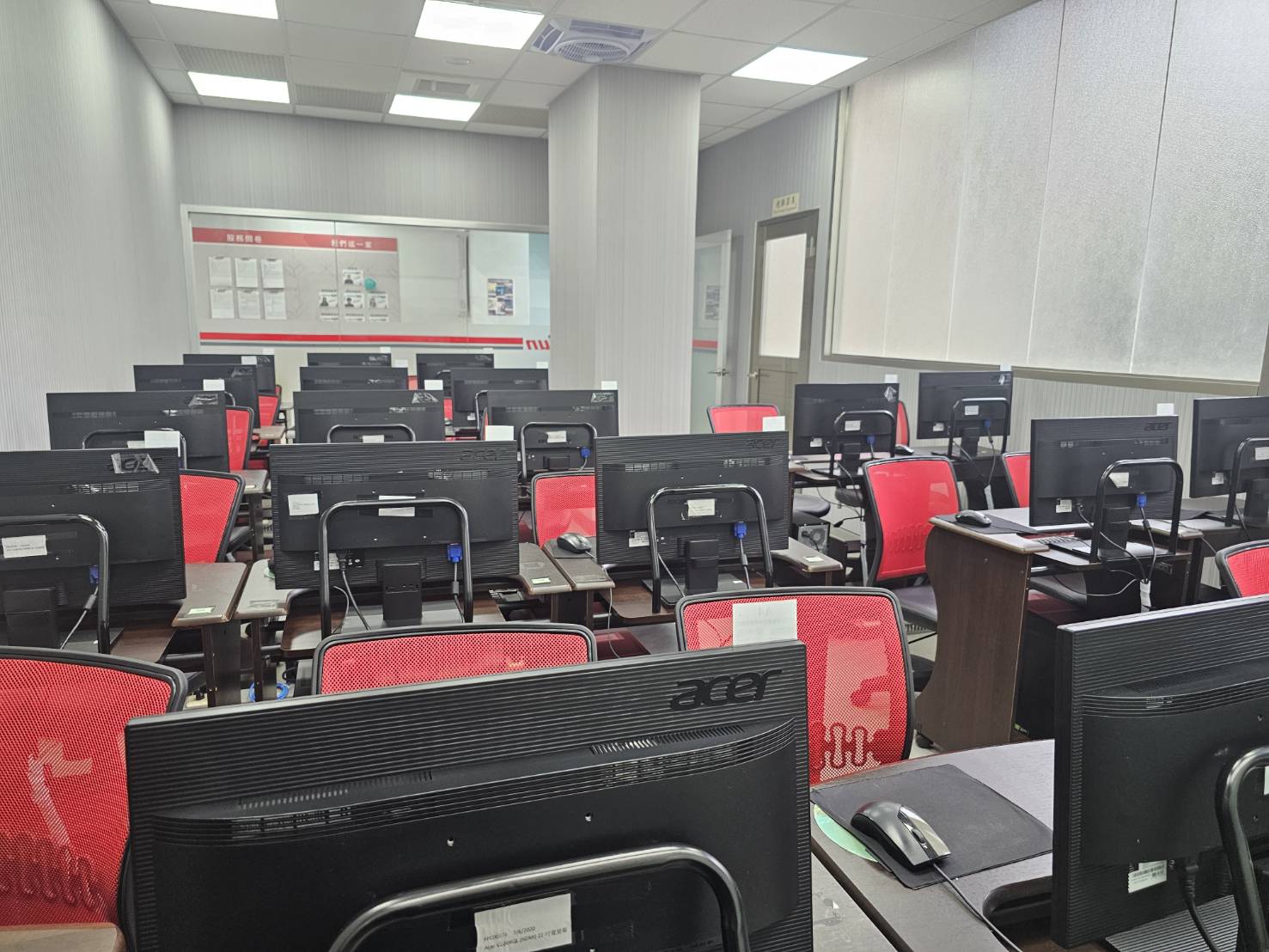 逢甲電腦教室｜逢甲商圈、專人管理、設備新、年輕活力機能佳
